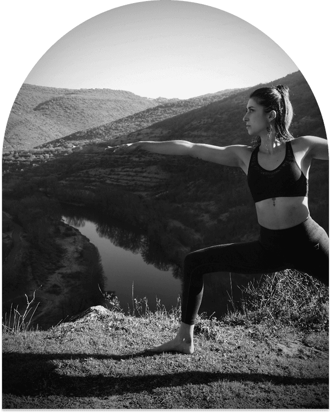 Marylou Forges, en posture de guerrier, bras tendus, surplombant la vallée des Respirs.