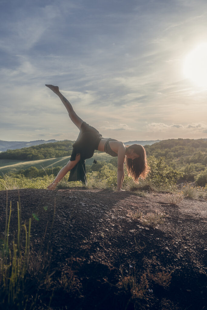 Posture de yoga en plein air au coucher du soleil, équilibre et étirement dans la nature