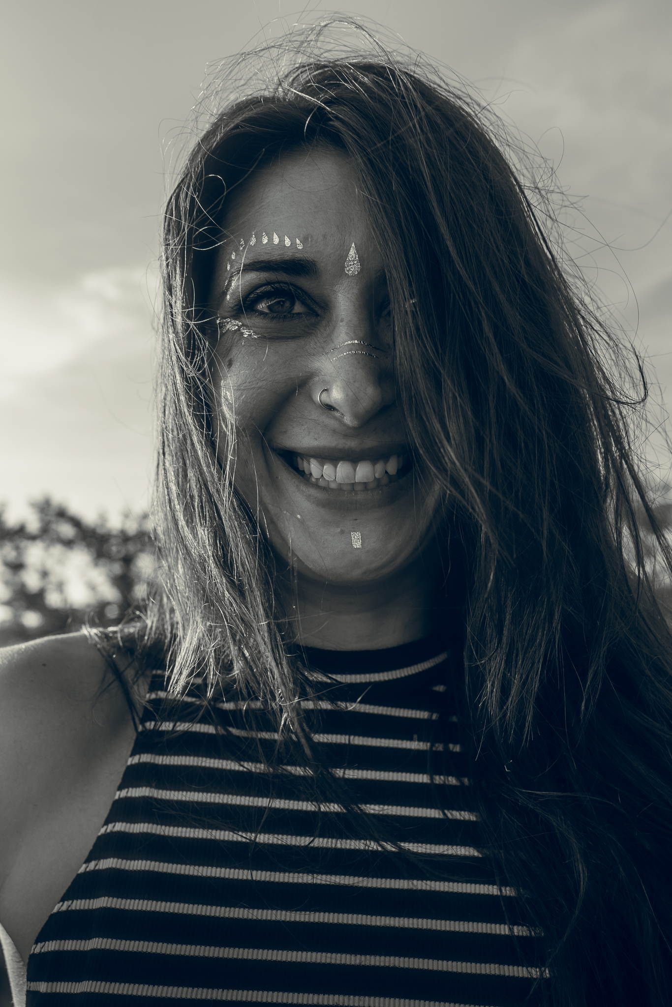 À propos Portrait de Marylou Forges, professeure de yoga et fondatrice de Yoga Le Refuge à Saint-Rome-de-Tarn, souriante en noir et blanc