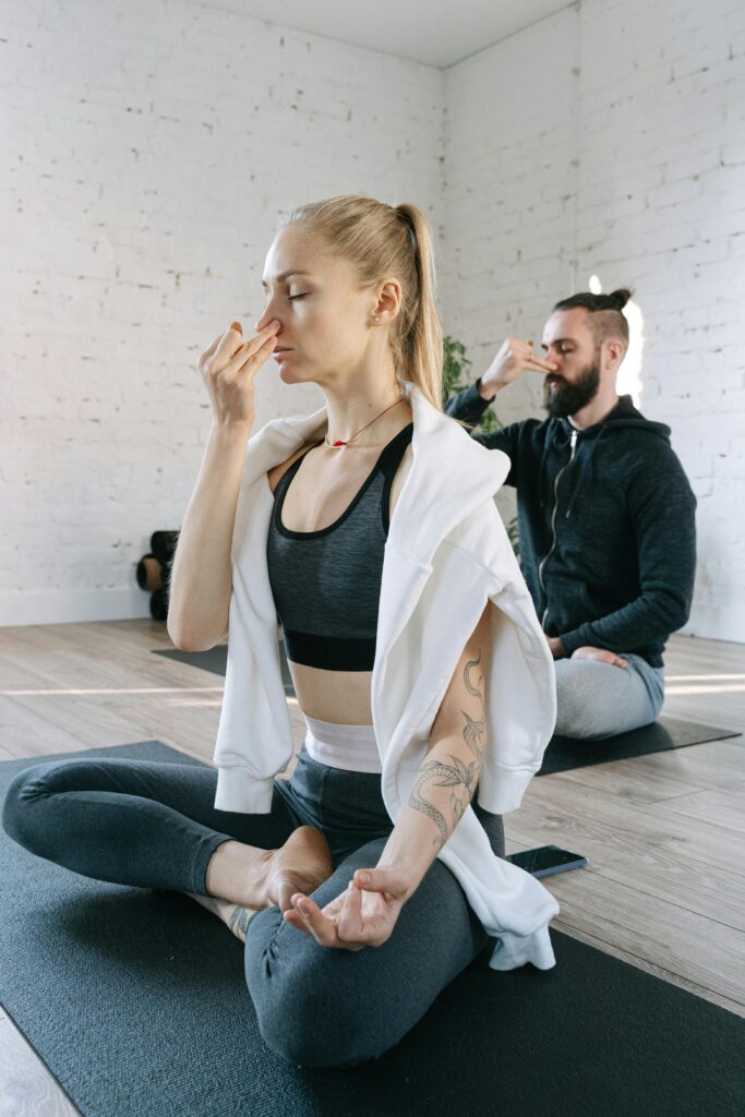 Homme et femme utilisant une technique de pranayama pour la clarté mentale et le calme intérieur.