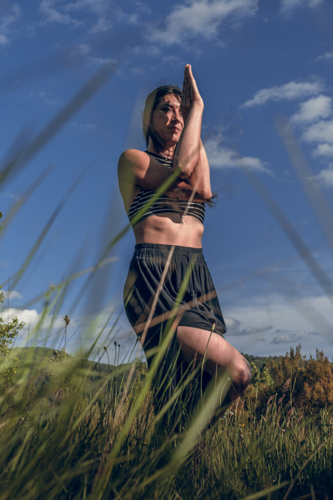 Posture de l’aigle (Garudasana) dans la nature, symbole d’équilibre, de concentration et d’ancrage.